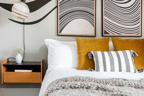 Desk, iron/ironing board, WiFi, bed sheets