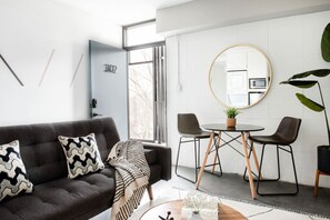 TV - The Layla – Walkable Downtown Apartment + Rooftop (Atlanta)