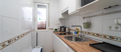Kylskåp, mikrovågsugn, ugn och diskmaskin