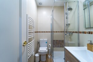 Douche, sèche-cheveux, serviettes fournies