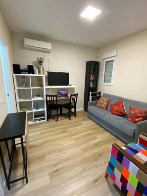 TV, books - GuestReady – Your Perfect Nest in Madrid (Madrid)