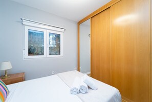 2 bedrooms, iron/ironing board, internet, bed sheets