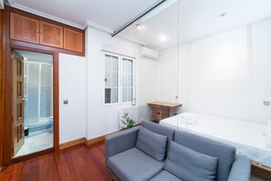 1 bedroom, desk, iron/ironing board, internet