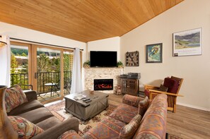 Smart TV, fireplace