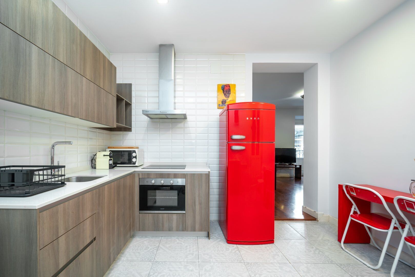 Refrigerador, microondas, horno y cafetera y tetera 