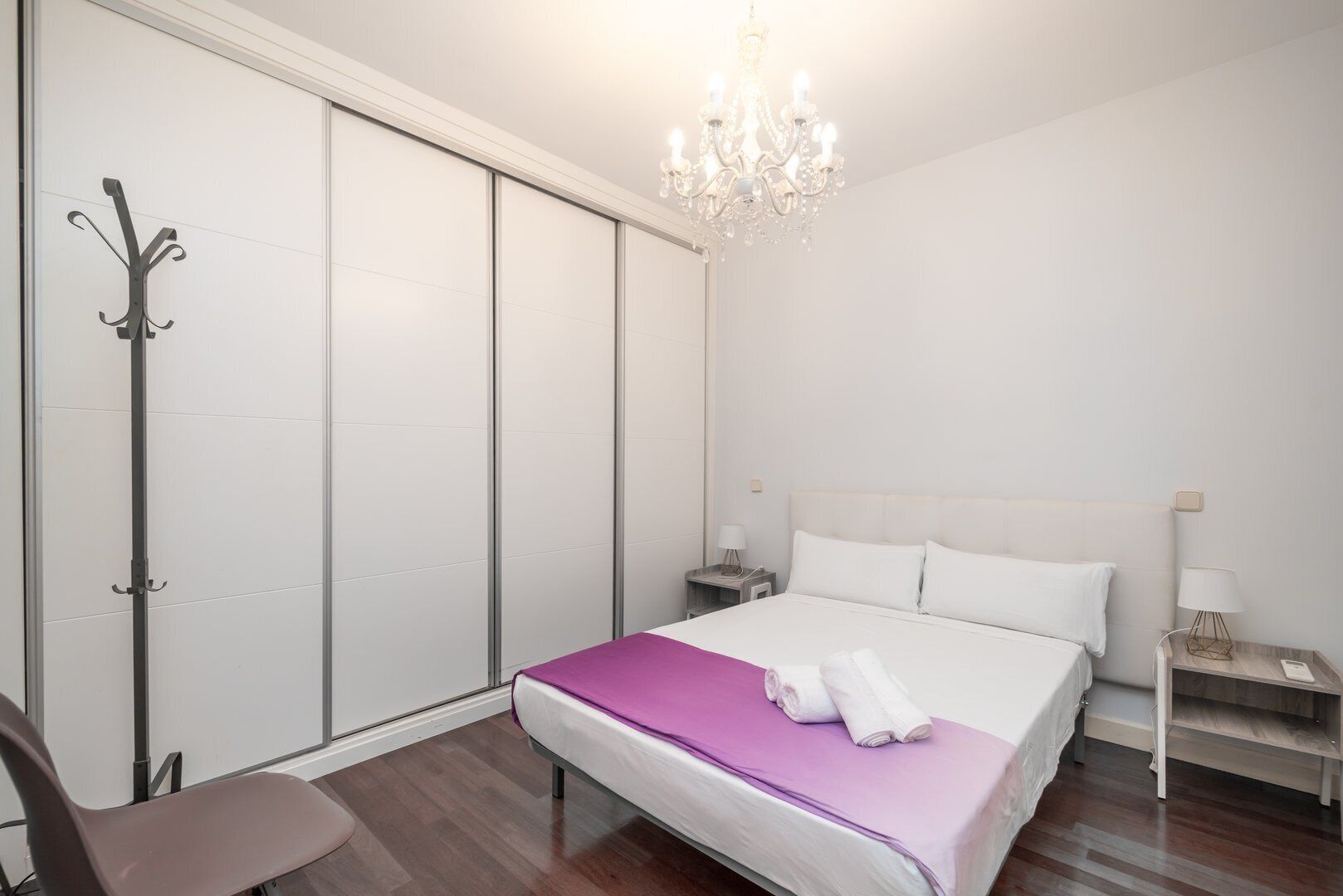 2 dormitorios, escritorio, tabla de planchar con plancha y Internet