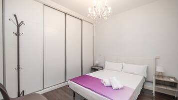 2 dormitorios, escritorio, tabla de planchar con plancha y Internet