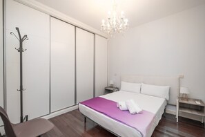 2 quartos, escrivaninha, ferros/tábuas de passar roupa