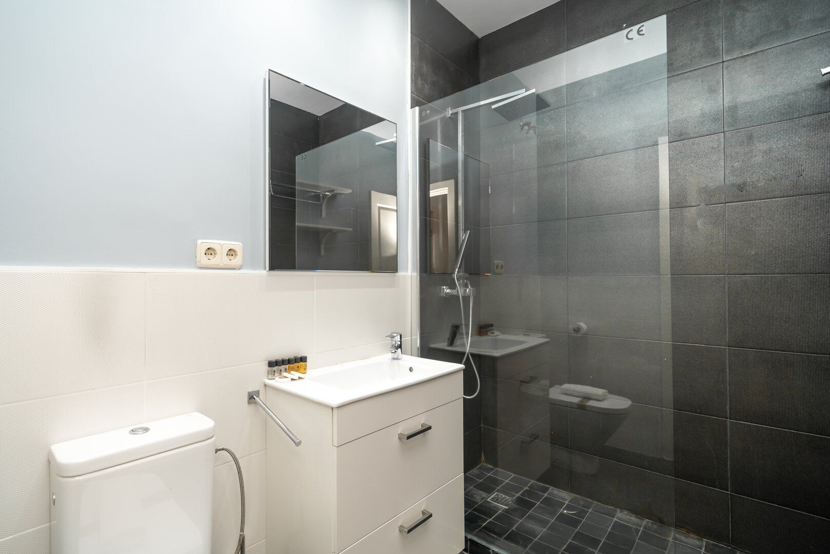 Ducha, secador de pelo, toallas y jabón