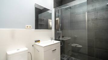 Ducha, secador de pelo, toallas y jabón