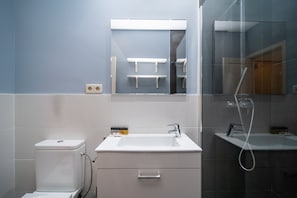 Douche, sèche-cheveux, serviettes fournies, savon