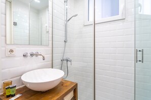 Chuveiro, secador de cabelo, toalhas de banho, sabonete