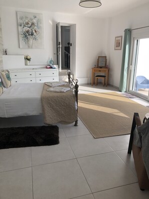 3 bedrooms, in-room safe, iron/ironing board, free WiFi - Spacious and light accommodation with private pool and stunning views. (Bédar)