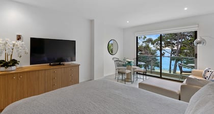 Waves Beach frontage Studio Apartment with views in Cowes (lift access)