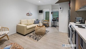 Eine moderne Wohnung mit Wohnzimmer, einer Küchenzeile und einem Essbereich.
