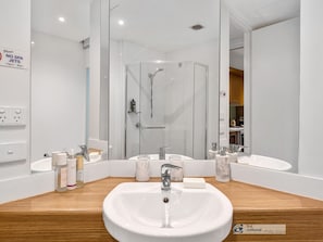 Douche, sèche-cheveux, serviettes fournies