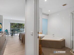 2 chambres, fer et planche à repasser, draps fournis