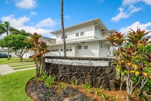 Exterior - Luxury property. Walking distance to The One Hotel and Beach (Princeville)