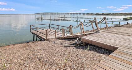 Super cute cottage with a modern flare! Pier! Kayak ramps! Very Private!
