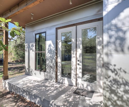 Clifton Cottage- Cute cottage with a modern flare! Pier! Kayak ramps! Private