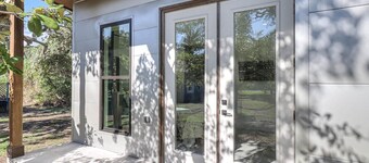 Clifton Cottage- Cute cottage with a modern flare! Pier! Kayak ramps! Private