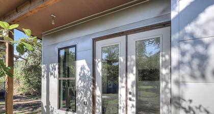 Clifton Cottage- Cute cottage with a modern flare! Pier! Kayak ramps! Private