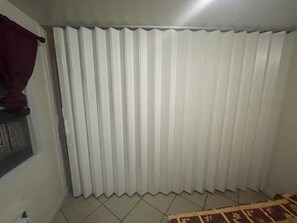 Kamar Standar | Area keluarga | Smart TV 32-inci dengan saluran TV kabel, Netflix, dan Hulu