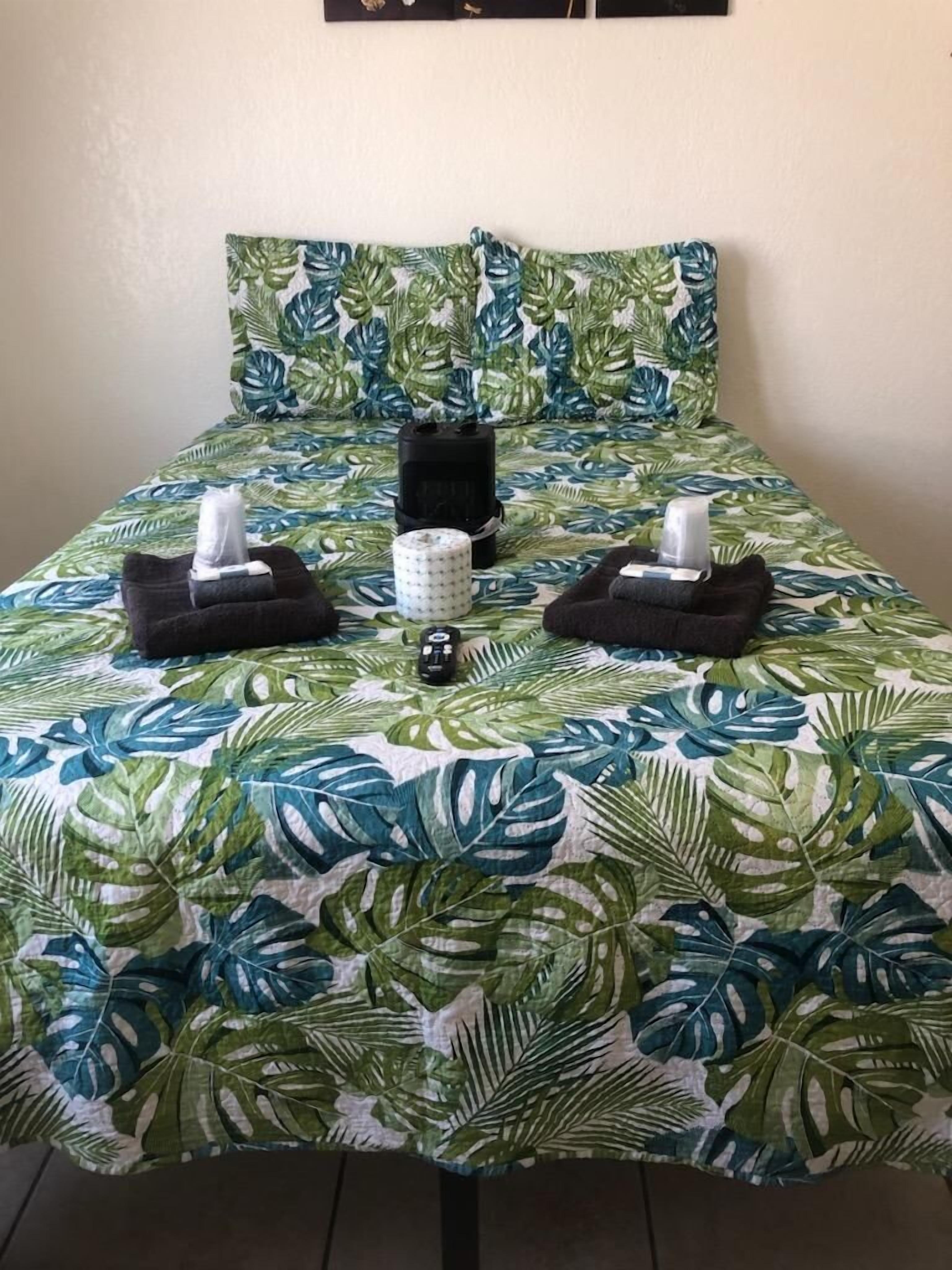 Estudio Confort | Área de sala de estar | Smart TV de 32 pulgadas con canales por cable, Netflix y Hulu 