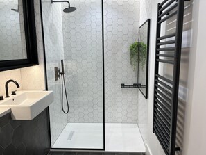Apartment, 1 Queen Bed | Bathroom | Shower, free toiletries, hair dryer, towels - Superb 1-bed Apartment in Welwyn Garden City (Welwyn Garden City)