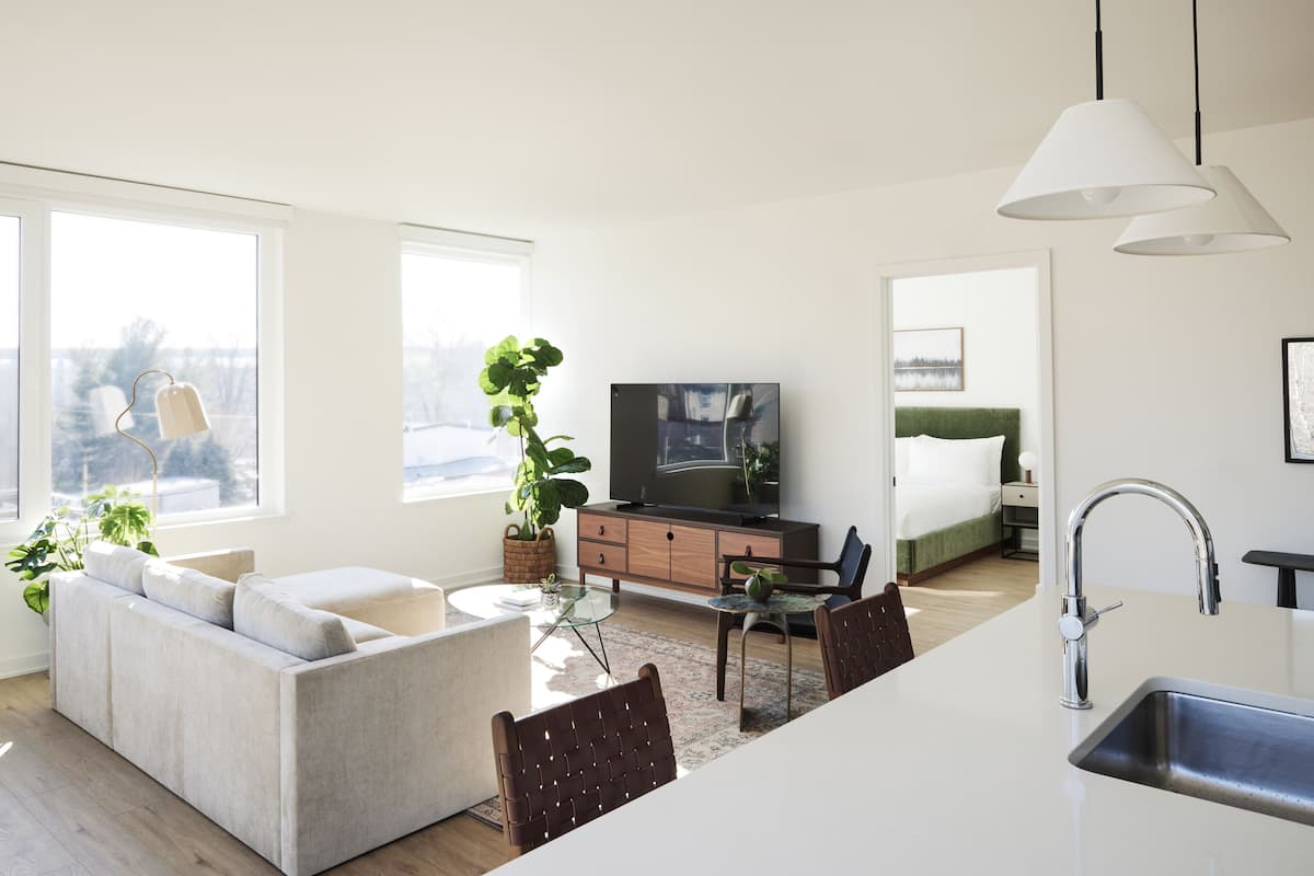 Departamento Deluxe, varias camas, cocina (Two Bedroom Apartment) | Área de sala de estar | Smart TV de 42 pulgadas con canales digitales