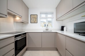 Geladeira, fogão, lava-louças, cafeteira/chaleira