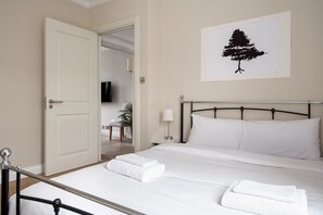 3 quartos, ferros/tábuas de passar roupa, acesso à internet