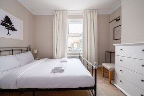 3 quartos, ferros/tábuas de passar roupa, acesso à internet