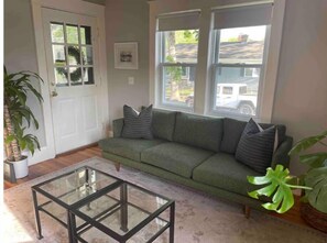 Living area - Cheerful 2 bedroom cottage
(Bristol)