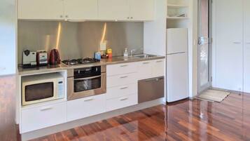 Geladeira, micro-ondas, fogão, cooktop