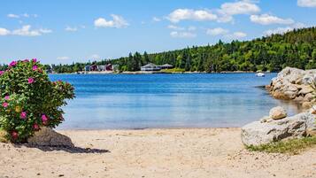 Plage à proximité, chaise longue, serviettes de plage