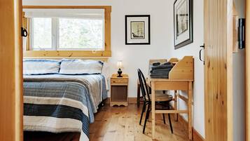 3 bedrooms, desk, iron/ironing board, travel crib