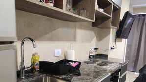 Lemari es besar, oven, dan peralatan masak/sendok-piring