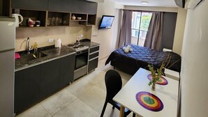 Lemari es besar, oven, dan peralatan masak/sendok-piring