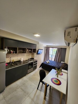 大型冰箱、烤箱、鍋具/餐盤/廚房用品、清潔用品