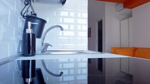 Monolocale arancia | 私人廚房 | 義式濃縮咖啡機、咖啡機/沖茶器、小冰箱、電熱水壺