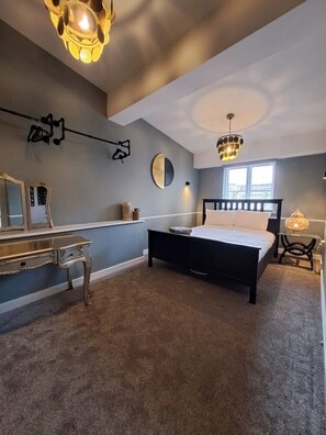 2 quartos, ferros/tábuas de passar roupa, Wi-Fi, roupa de cama