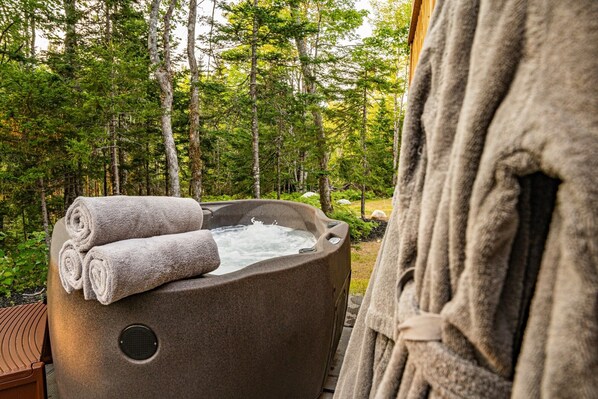 Outdoor spa tub - Tiny home in Chester Nova Scotia. Hosted by Dordean Suites (Chester Basin)