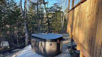 Bañera de hidromasaje al aire libre