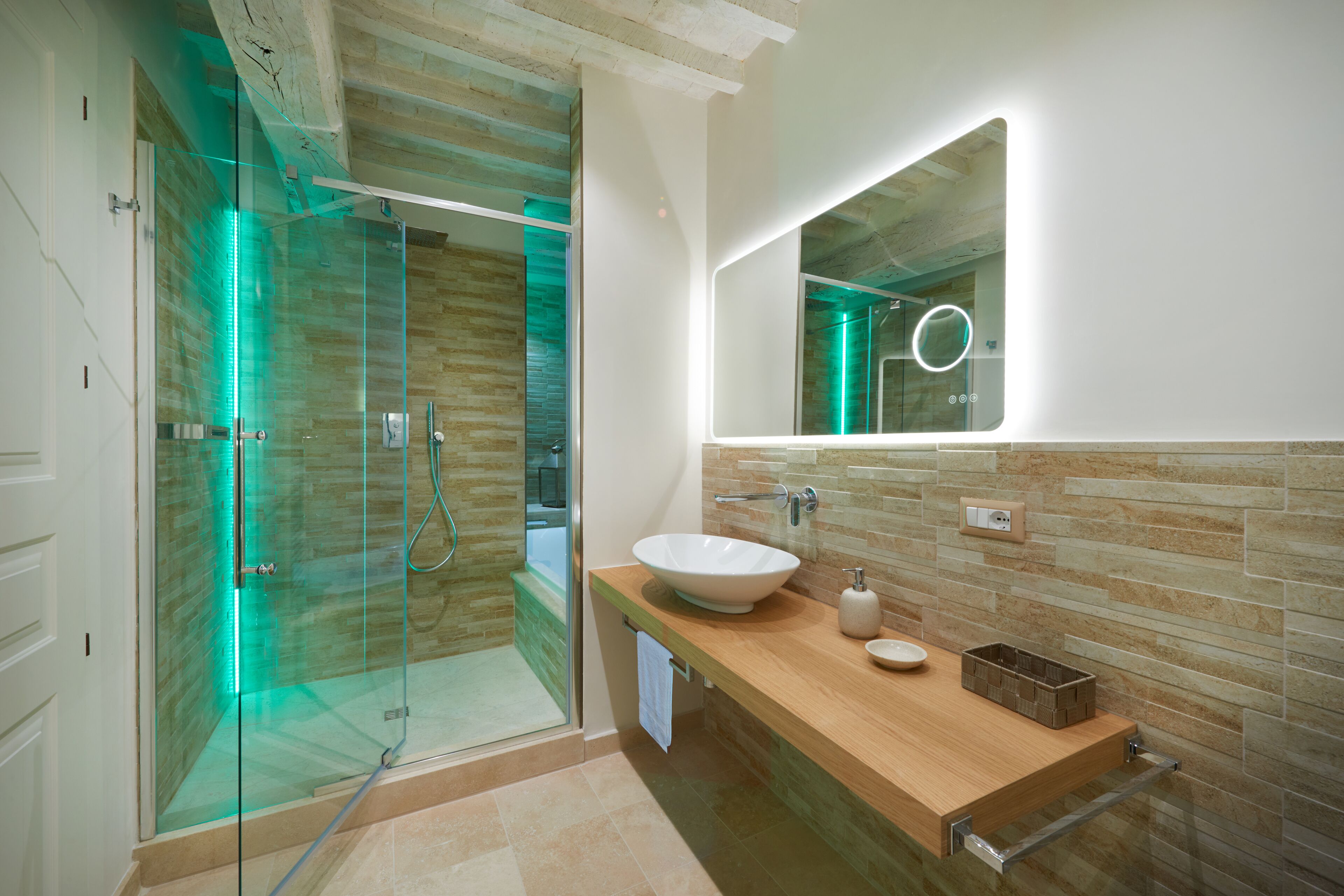 Deluxe-Zimmer | Badezimmer | Badewanne und Dusche (separat), Whirlpool, kostenlose Toilettenartikel