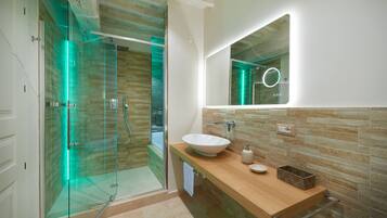 Deluxe-Zimmer | Badezimmer | Badewanne und Dusche (separat), Whirlpool, kostenlose Toilettenartikel