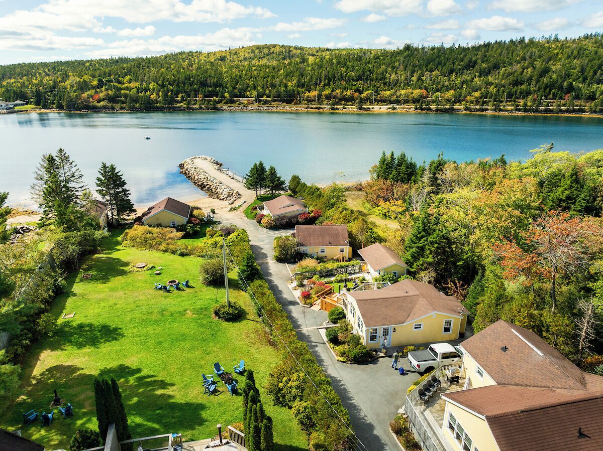 Ein Wohngebiet mit Häusern, einer befestigten Straße und einem See.