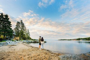 Chaises longues, serviettes de plage