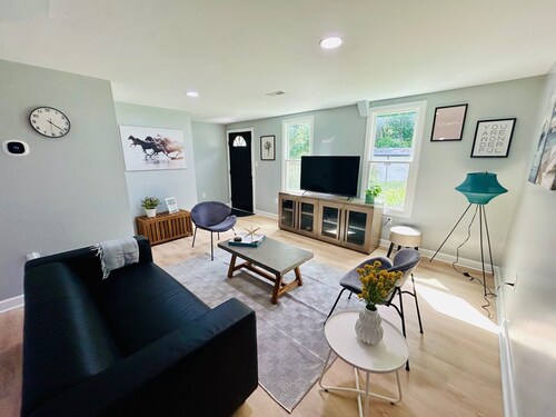 Comfy Lower Lvl Apt with Jetted Tub Near Uptown and UNC