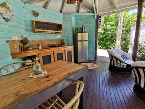 Outdoor dining - Tiki Paradise Lodge Bungalow Atypique Dundee Beach (Sainte-Anne)